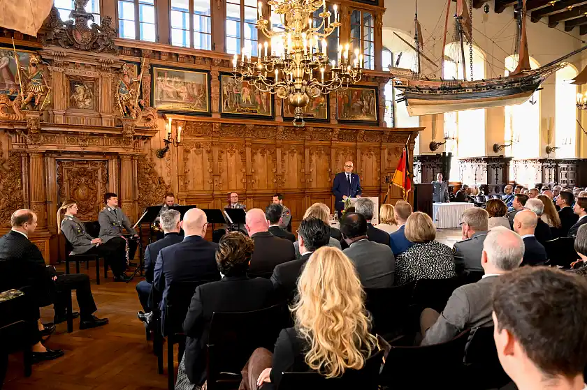 Bürgermeister Andreas Bovenschulte begrüßt die Gäste des Jahresempfangs der Bundeswehr. 