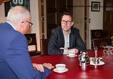 Bürgermeister Andreas Bovenschulte im Austausch mit dem neuen Geschäftsführer des DGB in der Region Bremen-Elbe-Weser, Christian Wechselbaum.