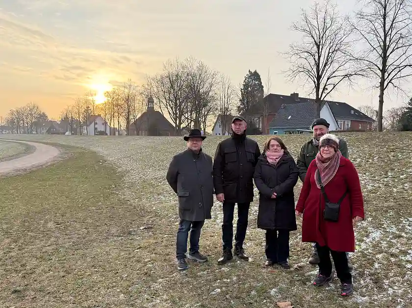 Eröffneten den umgebauten Deichabschnitt in Rablinghausen (v.l.): Stefan Markus, zweiter Deichhauptmann des Bremischen Deichverbands am linken Weserufer, Ralf Hagens, Deichhauptmann des Bremischen Deichverbands am linken Weserufer, die Senatorin für Umwelt, Klima und Wissenschaft Henrike Müller, Ortsamtsleiter Uwe Martin und Beiratssprecherin Edith Wangenheim. 