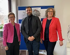 Sozialsenatorin Dr. Claudia Schilling, Assil Amin, pädagogische Bereichsleitung, und Geschäftsführerin Birgit Füllgrabe-Frede von der WaBeQ (v.l.) bei der Besichtigung der Appartements für die jungen Menschen.