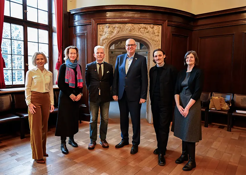 Wiebke Poromka und Karen Struve, Vorstand der Rudolf-Alexander-Schröder-Stiftung; Hein Strunk, Autor und Preisträger Bremer Literaturpreis 2026; Bürgermeister und Kultursenator Andreas Bovenschulte; Kaleb Erdmann, Autor und Förderpreisträher, Lucia Werder, Vorstand der Rudolf-Alexander-Schröder-Stiftung und Direktorin Bremer Stadtbibliothek