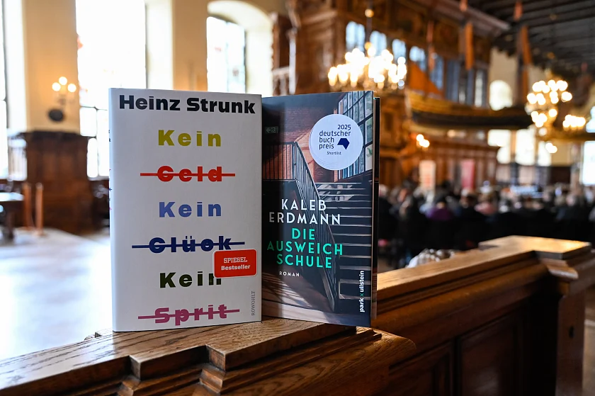 Heinz Strunk erhielt den 72. Bremer Literaturpreis für seinen Erzählband Kein Geld Kein Glück Kein Sprit; Kaleb Erdmann erhielt den Förderpreis für seinen Roman Ausweichschule.