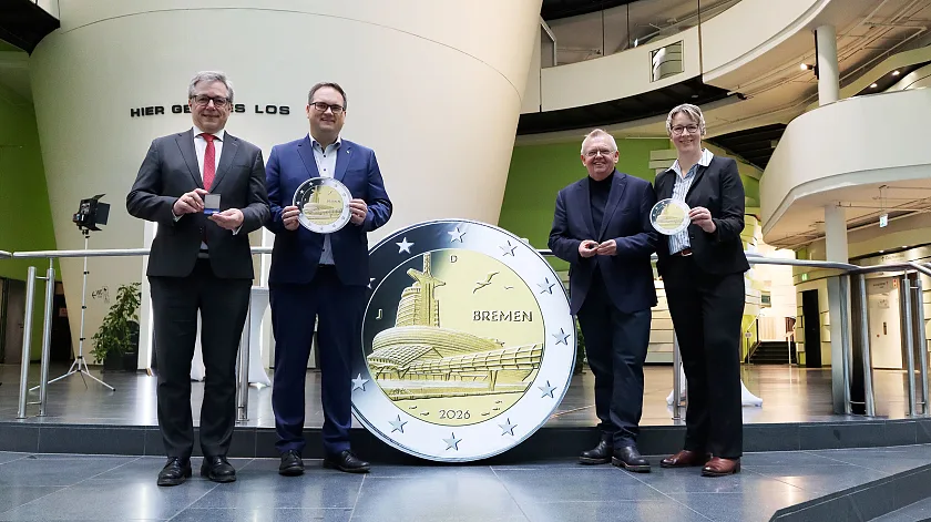 Präsentieren die neue Bremen-Gedenkmünze mit dem Klimahaus als Motiv (v.l.): Andreas Retzlaff (Präsident der Hauptverwaltung in Bremen, Deutsche Bundesbank), Björn Fecker (Bürgermeister und Finanzsenator Bremen), Torsten Neuhoff (Bürgermeister und Kämmerer der Stadt Bremerhaven) und Ingrid Hayen (Geschäftsführerin Klimahaus Bremerhaven). 
