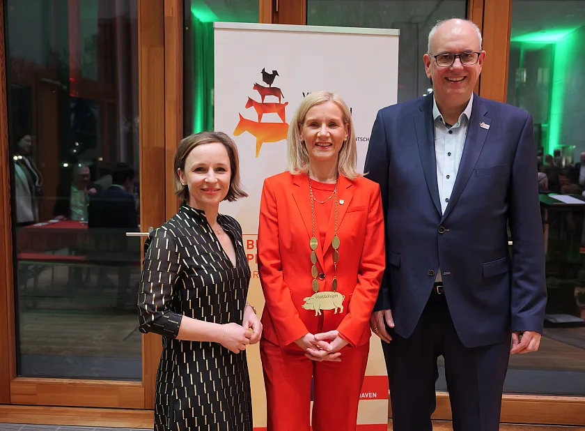 Die Bevollmächtigte beim Bund und für Europa, Staatsrätin Nancy Böhning, Bürgermeister Andreas Bovenschulte und die Rektorin der Uni Bremen und neue Kohlkönigin, Prof. Dr. Jutta Günther. (v.l.)