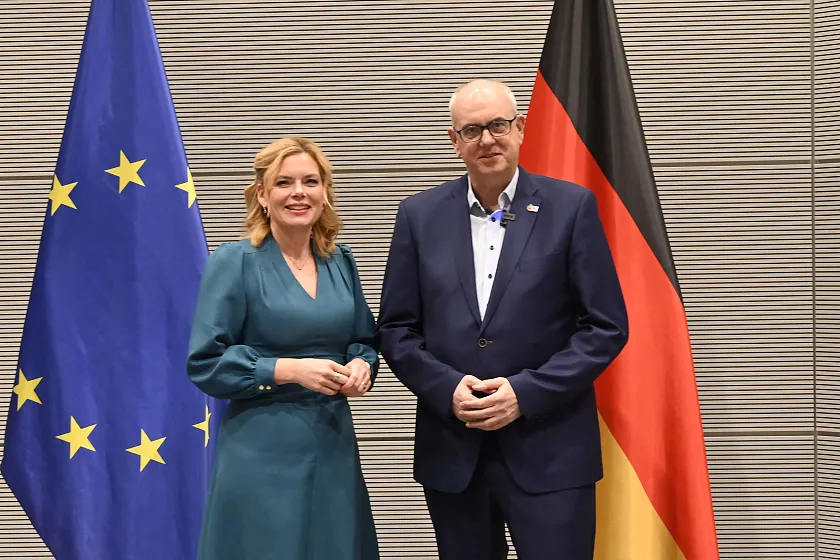 Foto: Bundestagspräsidentin Julia Klöckner neben Bundesratspräsidenten Andreas Bovenschulte vor der deutschen Flagge und der Europaflagge im Bundestag Bundestagspräsidentin Julia Klöckner empfängt den Bundesratspräsidenten Andreas Bovenschulte zum Antrittsbesuch im Bundestag