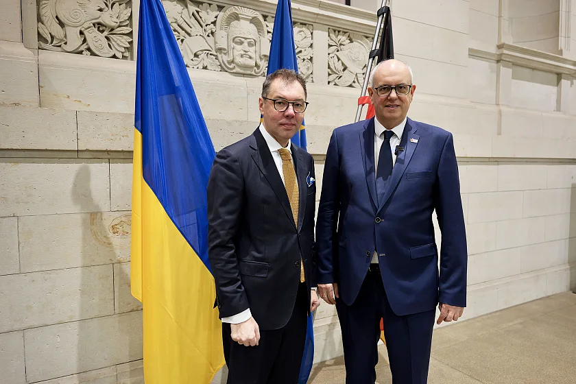 Der Botschafter der Ukraine, Oleksii Makeiev, und Bürgermeister Andreas Bovenschulte am Rande der Bundesratssitzung. 