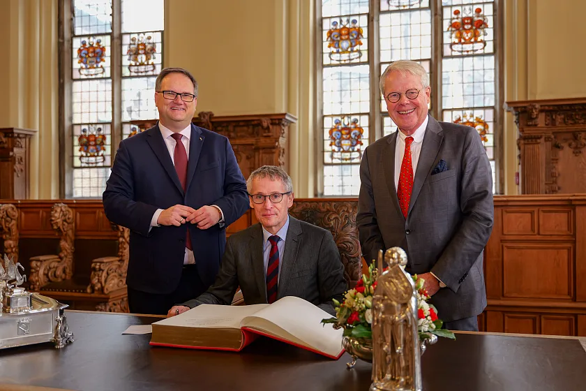 Eintrag in das Goldene Buch: Botschafter des Königreichs Dänemark, Thomas Østrup Møller, Bürgermeister Björn Fecker (li.) und Honorarkonsul Eduard Dubbers-Albrecht.