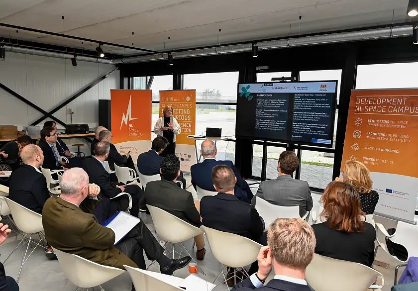 Besuch im NL Space Campus: Er ist das niederländische Tor zum Weltraum und bildet das niederländische Weltraum-Ökosystem. Gemeinsam ermöglichen sie mit ihren Partnern den Wissensaustausch und die Zusammenarbeit über verschiedene Sektoren hinweg.