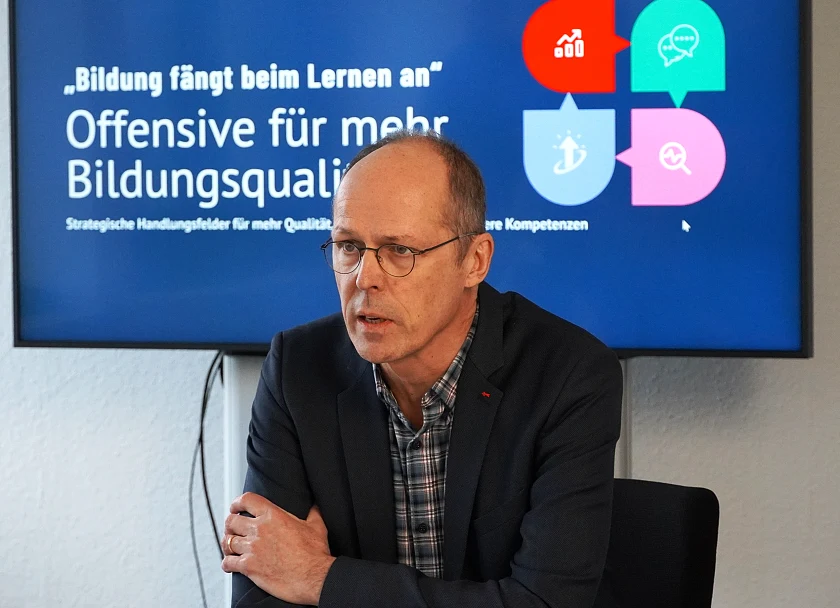 Senator für Kinder und Bildung Mark Rackles präsentiert die Eckpunkte der Qualitätsoffensive zur Stärkung der Schulen im Land Bremen.