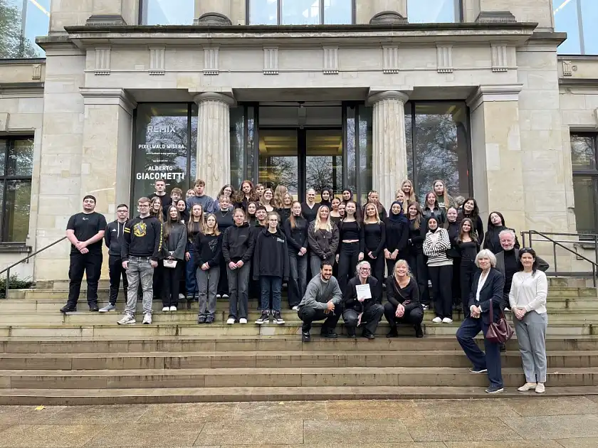 Die Schülerinnen und Schüler des Schulzentrums Carl-von-Ossietzky und der gymnasialen Oberstufe aus Bremerhaven widmeten sich im Rahmen des Partnerschulprojekts der Kunsthalle Bremen des Themas Heimat.