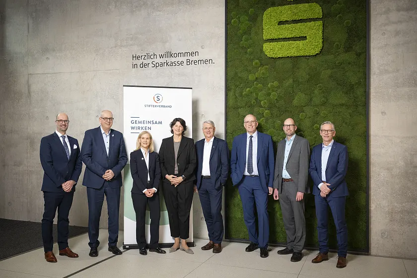 Zukunftsforum des Stifterverbandes: (v.l.) Klaus Windheuser (Vorstand, Die Sparkasse Bremen), Bürgermeister Andreas Bovenschulte, Prof. Dr. Jutta Günther (Rektorin, Universität Bremen), Andrea Frank (stellv. Generalsekretärin, Stifterverband), Dr. Volker Meyer-Guckel (Generalsekretär, Stifterverband), Marco R. Fuchs (Vorsitzender des Vorstandes, OHB SE, sowie Vorsitzender des Landeskuratoriums Bremen im Stifterverband), Dr. Pascal Hetze (Programmleiter Data & Policy, Stifterverband) und Michael Kalbow (Standortleiter, Airbus Bremen). 