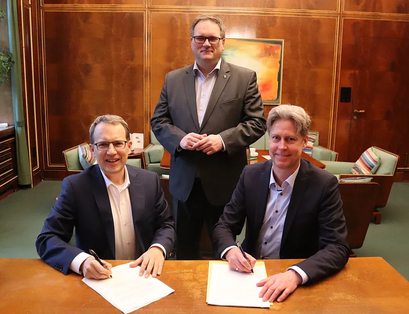 Wollen die Wärmewende voranbringen (v.l.): Dr. Karsten Schneiker, Vorstandssprecher der swb AG, und Thomas Börsch, Geschäftsführer von Immobilien Bremen, unterzeichnen im Beisein von Finanzsenator Björn Fecker (Mitte) einen Letter of Intent mit dem Ziel, dass die öffentlichen Gebäude in der Bremer Innenstadt künftig mit Fernwärme versorgt werden. Foto: Finanzressort