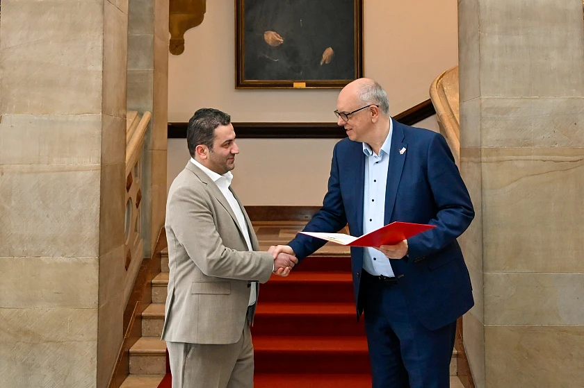 Bürgermeister Andreas Bovenschulte überreicht dem neuen Honorarkonsul für Gambia, Basem Khan, die Ernennungsurkunde. 