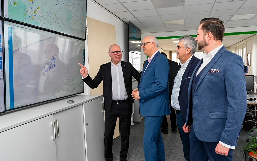 Im Kontrollzentrum von b.r.m: Personen (v.l.): Harald Rossol, Geschäftsführer b.r.m; Bürgermeister Andreas Bovenschulte; Andreas Heyer, Geschäftsführer WFB Wirtschaftsförderung Bremen; Markus Rossol, Geschäftsführer b.r.m.