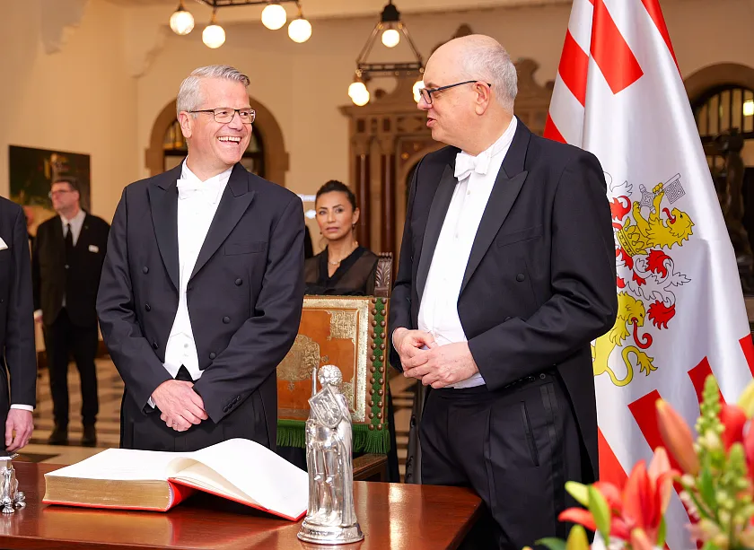 Der Ehrengast der 482. Schaffermahlzeit, Vincent Clerc, CEO von A.P. Moller – Mearsk und Bürgermeister Andreas Bovenschulte nach dem Eintrag in das Goldene Buch.