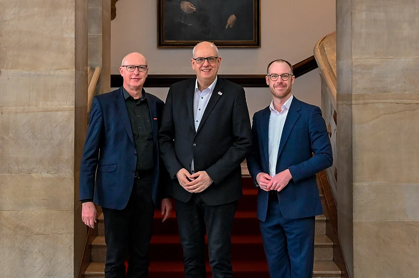Bürgermeister Andreas Bovenschulte (Mitte) mit dem neuen Hauptgeschäftsführer der Handwerkskammer Bremen, Alexander Gündermann und dem Präses der Handwerkskammer, Thomas Kurzke. 