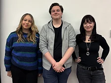 Die Sprecherinnen und der Sprecher der Jugendbeirätekonferenz: (v.li.) Sanya Zacko (Jugendforum Vahr), Jason Köster (Jugendbeirat Huchting) und Lilli Kubon ( Jugendforum Vahr). 