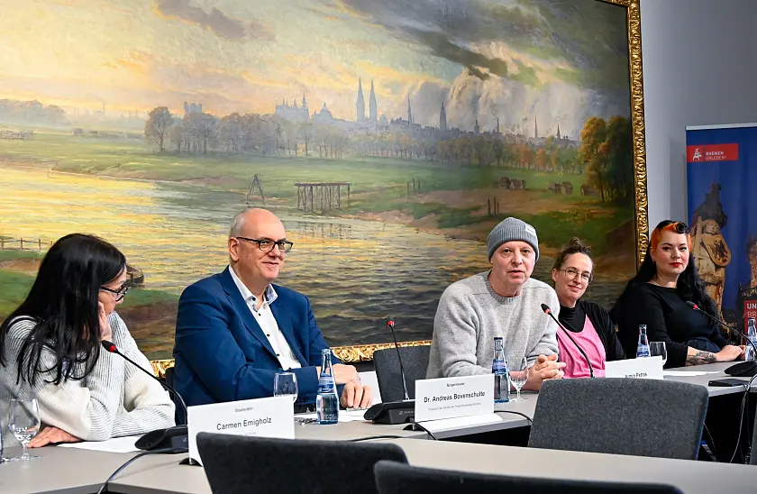 Armin Petras (Mitte) wird neuer Intendant am Theater Bremen, unterstützt durch  Franziska Benack und Frederike Krüger (4. und 5. von li.) als seine Stellvertreterinnen im künstlerischen Leitungsteam. Präsentiert wurde Petras von Bürgermeister und Kultursenator Andreas Bovenschulte und Kulturstaatsrätin Carmen Emigholz.