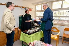 Kreativwerkstatt der Tagesstätte Parkstraße der Inneren Mission: Bürgermeister Andreas Bovenschulte und Ergotherapeutin Sabine Vieth bedrucken Grußkarten. 