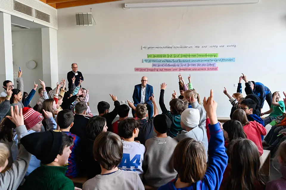 Bürgermeister Bovenschulte beantwortet in einer lebhaften Runde die Fragen der Schülerinnen und Schülern. 