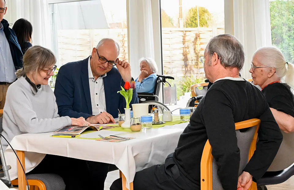 Bei seinem Besuch in der Begegnungsstätte Sparer Dank tauschte sich Bürgermeister Bovenschulte mit Seniorinnen und Senioren sowie deren Angehörigen aus.