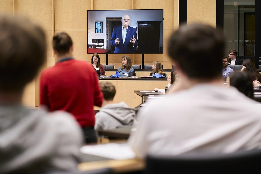 Bürgermeister Andreas Bovenschulte begrüßte die Jugendlichen via Videoschalte. Foto: Bundesrat | Sascha Radke
