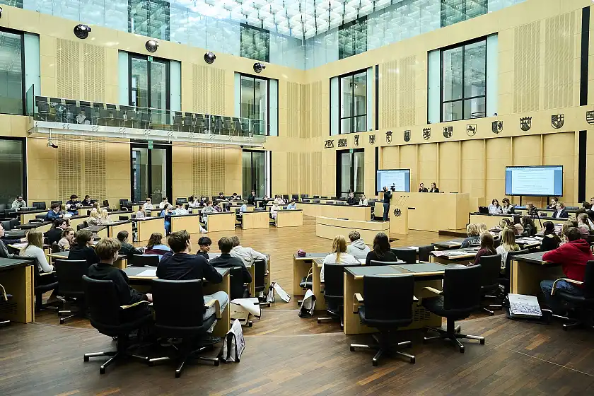 Die Jugendlichen aus Bremen und Bremerhaven nahmen den Sitzungssaal des Bundesrates ein und simulierten dort zwei Tage lang eine Plenarsitzung. Foto: Bundesrat | Sascha Radke