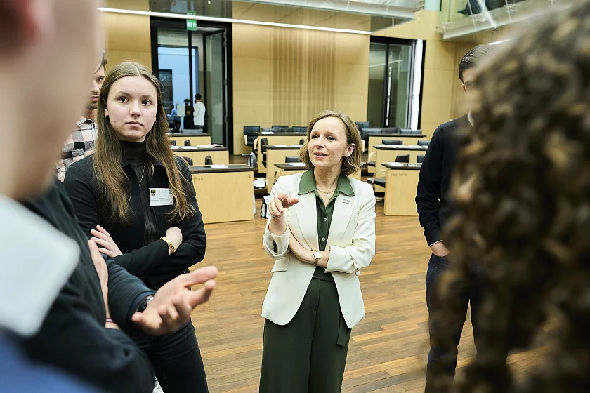 Die Bremer Bevollmächtigte beim Bund und für Europa, Staatsrätin Nancy Böhning, im Gespräch mit den Teilnehmenden an Jugend im Bundesrat. Foto: Bundesrat | Sascha Radke