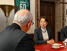 Bürgermeister Andras Bovenschulte im Gespräch mit der japanischen Botschafterin Mitsuko Shino. 