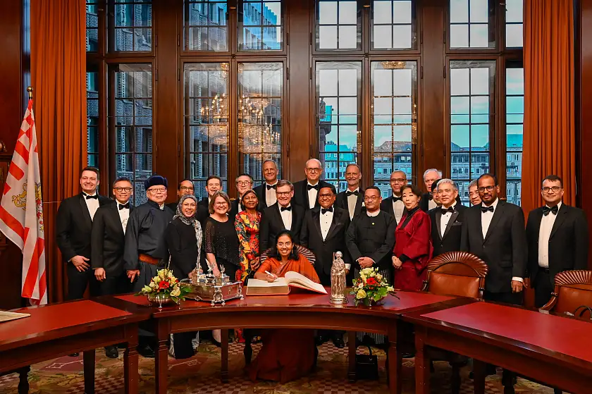 Alle anwesenden Botschafterinnen und Botschafter aus der ostasiatischen Region trugen sich im Senatssaal in das Goldene Buch ein. 