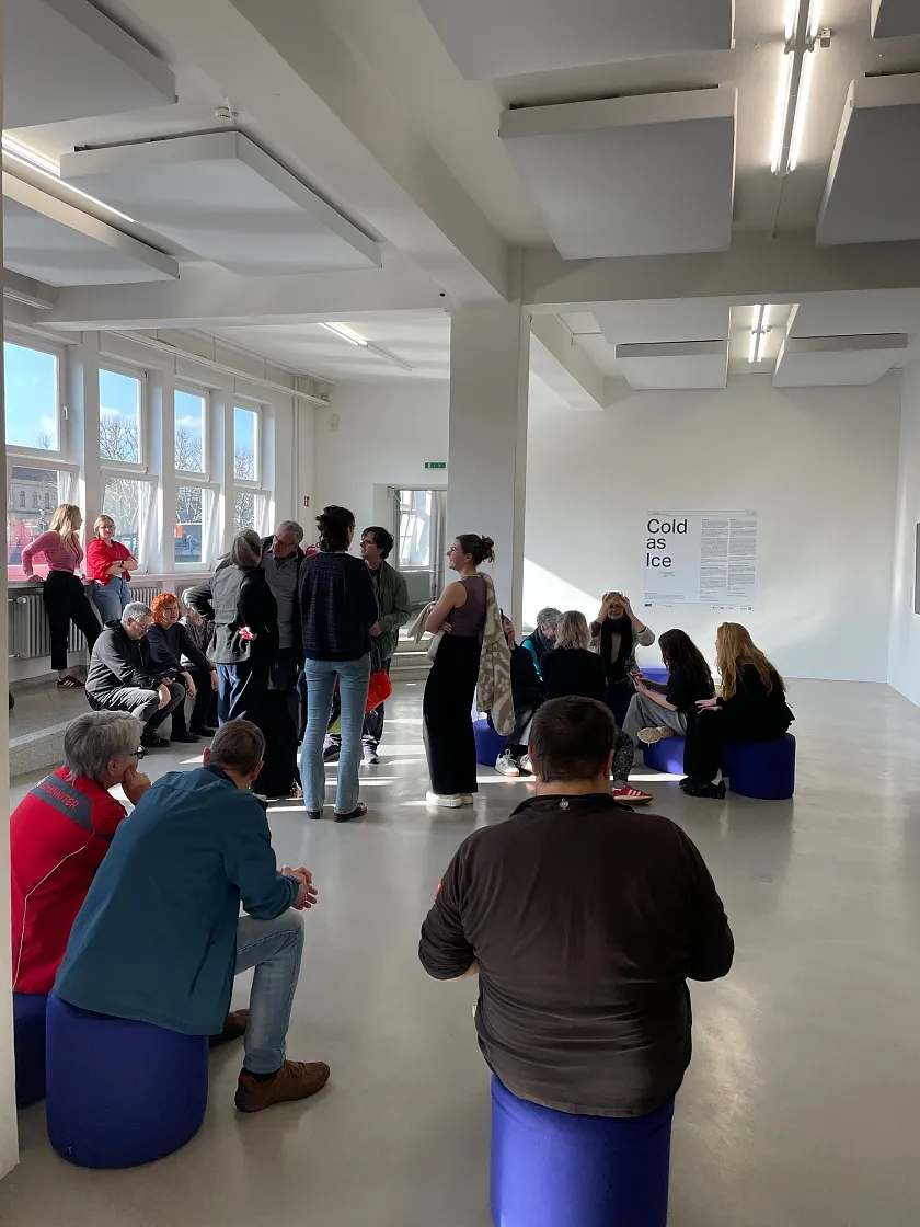 Rund 50 Vertreterinnen und Vertreter der in der Wohnungslosenhilfe engagierten Träger, Kirchen und Verbände besuchten mit der Sozialsenatorin Dr. Claudia Schilling die Ausstellung Cold as Ice im Museum Weserburg. 