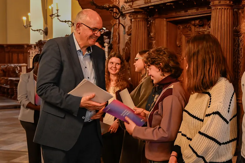 Bürgermeister Andreas Bovenschulte überreicht Europässe des Programms Erasmus+ an Auszubildende.