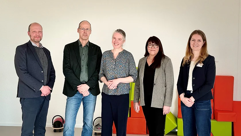 Freuen sich über die Eröffnung der neuen Kita: (v.l.) Björn Schnautz (Geschäftsführung, Brebau), Senator Mark Rackles, Barbara Köberlein (Vorständin, Quirl Kinderhäuser e.V.), Kerstin Dehne (Leitung Dependance Querbeet) und Carolin Korf (Leiterin Neubau Brebau).