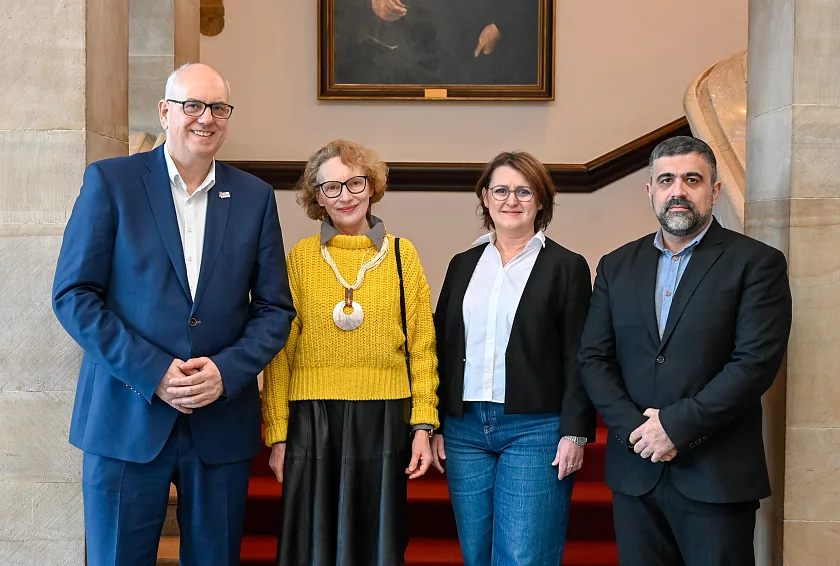 Bürgermeister Andreas Bovenschulte mit der Vorsitzenden der Jüdischen Gemeinde, Elvira Noa, ihrer Stellvertreterin Renata Bas und ihrem Stellvertreter Mark Fridland (von links). 