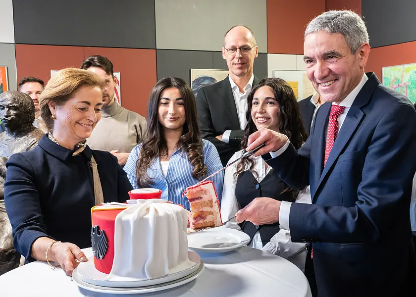 Der Präsident des Bundesverfassungsgerichts, Prof. Dr. Stephan Harbarth (rechts), schneidet gemeinsam mit Bremens Kinder- und Bildungssenator Mark Rackles (Mitte) sowie Schülerinnen der Gesamtschule Bremen-Ost die Geburtstagstorte zum 75-jährigen Jubiläum des Bundesverfassungsgerichts an. 