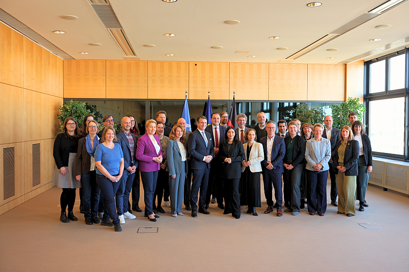 Die für Entwicklungszusammenarbeit zuständigen Ministerinnen und Minister der Länder zusammen mit Mitarbeiterinne und Mitarbeitern aus den Fachabteilungen.