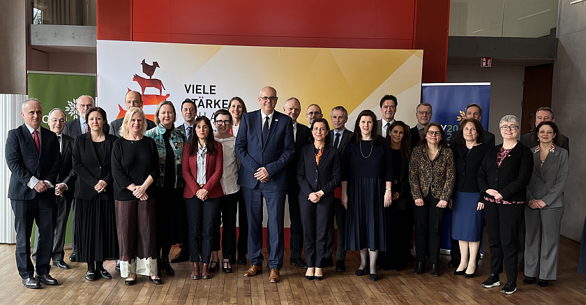 Bürgermeister Andreas Bovenschulte (Mitte) und die Botschafterin Zyperns, Maria Papakyriakou, hatten die Botschafterinnen und Botschafter aller EU-Staaten in die Bremer Landesvertretung in Berlin eingeladen. 