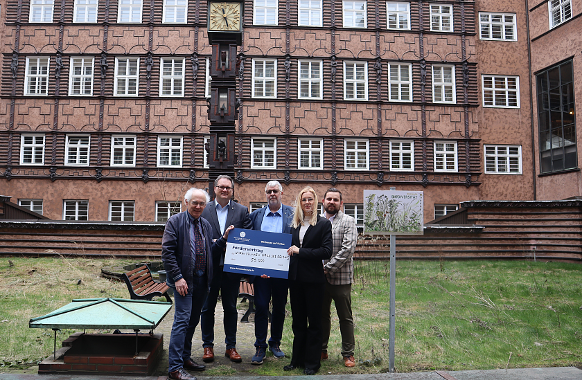 Blicken der Restaurierung des denkmalgeschützten Uhrenturm-Brunnens im Innenhof des Finanzressorts entgegen (v.l.): Dr. Wolfram Seibert (Ortskurator Bremen der Deutschen Stiftung Denkmalschutz), Finanzsenator Björn Fecker, Ralf Heitkamp (Vorstandsmitglied der Gerd Schmidt Stiftung), Dr. Susann Cordes (Geschäftsführerin von Immobilien Bremen) und Niklas Czeskleba (Vorstandsmitglied der Gerd Schmidt Stiftung). 