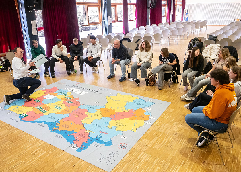 In einem Workshop vermittelte David Swierzy (l.) vom Polen-Mobil den Schülerinnen und Schülern und ihren Lehrkräften viel Wissen über die Kultur, Politik, Geschichte und Sprache Polens. 