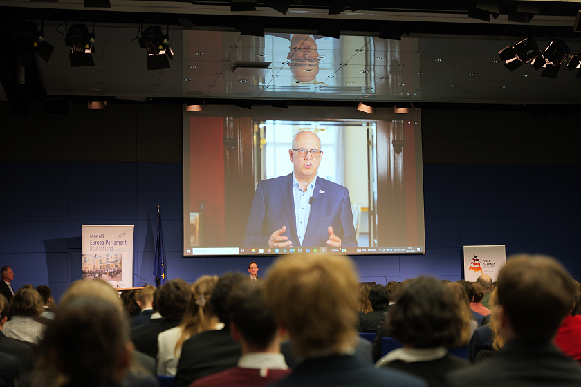 Bürgermeister Andreas Bovenschulte begrüßte die Teilnehmenden von Modell Europa Parlament per Videobotschaft. 