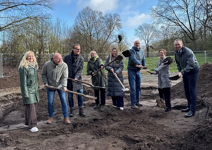 Senatorin Claudia Schilling (2. v.r.) und Lars Figura (Sportstiftung/3.v.l.) beim Spatenstich auf dem Spielplatz Wischmannstraße mit Vertretern der Spielraumförderung und der Firma Grönloof.