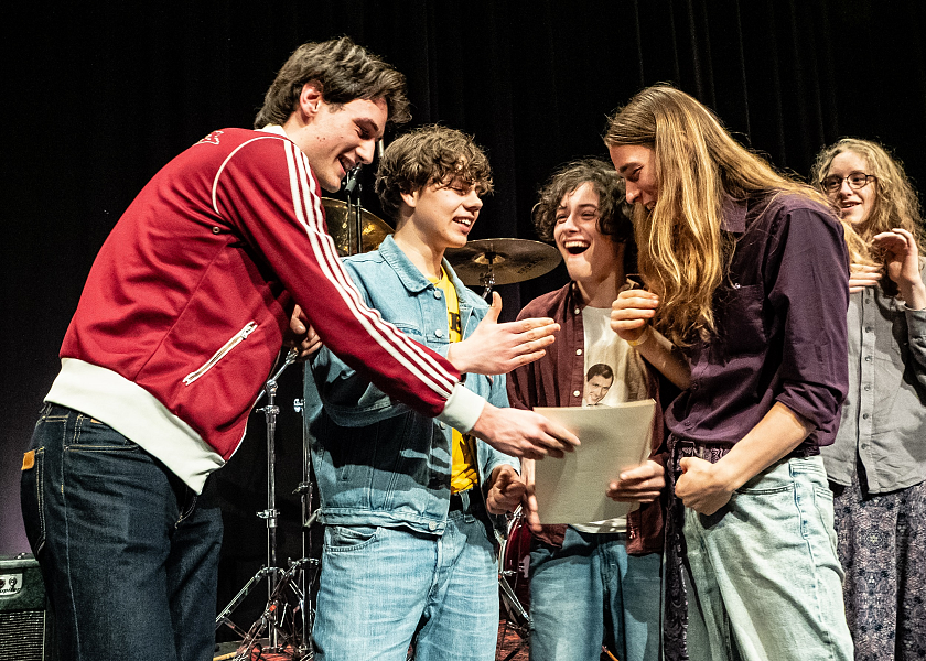 Die Gewinnerband Lawyers Second Choice freut sich über die Urkunde. 