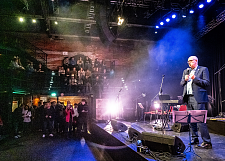 Bürgermeister Andreas Bovenschulte eröffnete das Schulrockfestival.