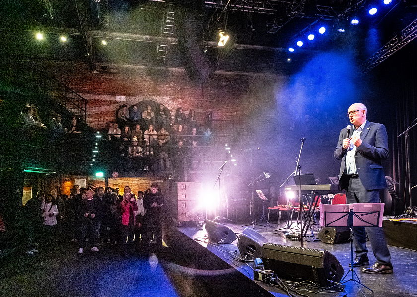 Bürgermeister Andreas Bovenschulte eröffnete das Schulrockfestival.