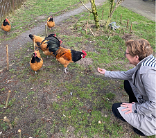 Senatorin Dr. Claudia Schilling beim Besuch der Stadtteilfarm Osterholz-Tenever.