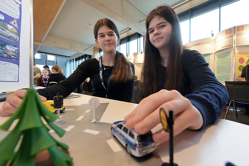 Neele Büscher (14) und Merle Büscher (12) beschäftigten sich mit intelligenten Verkehrsschildern, die per KI Vorfahrt dynamisch steuern.