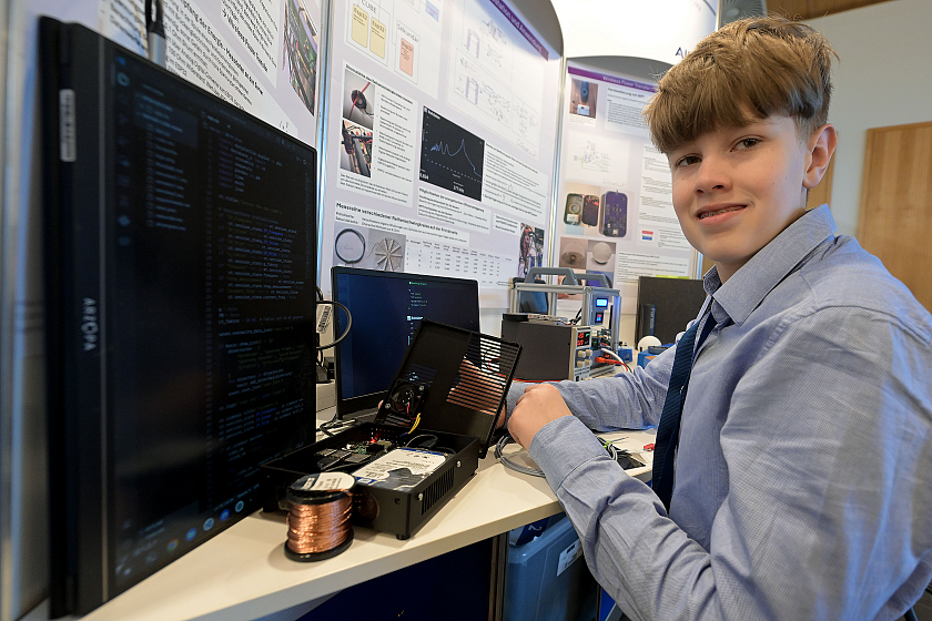 Mika Volmers (13) Teststation mit Anwendung für Wireless Power Transfer dient dazu, kabellose Energieübertragungssysteme zu entwickeln, zu testen und effizient in realen Anwendungen einzusetzen. 