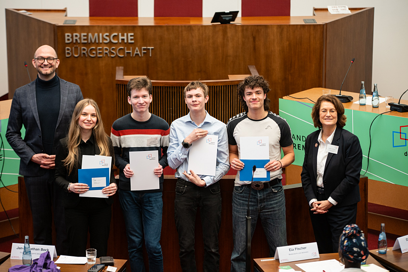 Dr. Jan-Jonathan Bock (Leiter Jugend debattiert, Hertie-Stiftung), Sophie Rutke (2. Platz), Tyler Ryberg (3. Platz), Per Garbrecht (4. Platz), Emil Oeffner Ferreira (1. Platz) zusammen mit Bürgerschafts-Präsidentin Antje Grotheer. 