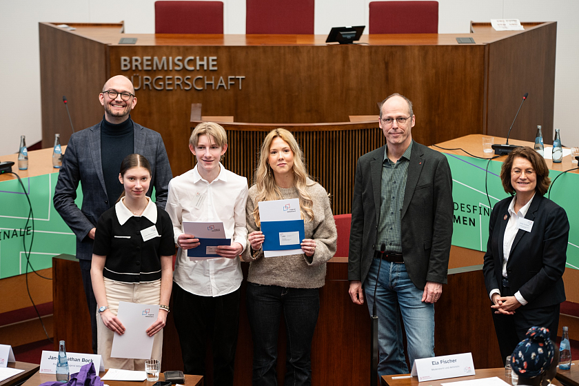 Dr. Jan-Jonathan Bock (Leiter Jugend debattiert, Hertie-Stiftung), Lotta Molchanova (3. Platz), Niklas Klusmann (Platz 2), Sonja Bruckermann (Platz 3), Mark Rackles (Senator für Kinder und Bildung), Bürgerschaftspräsidentin Antje Grotheer. 