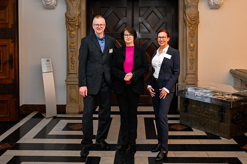 Gesundheitssenatorin Claudia Bernhard (Mitte), gratulierte der Vorsitzenden des Hospiz- und Palliativverbandes Bremen, Carolin Stijns, und Geschäftsführer Friedhelm Pielage zum Jubiläum des Verbandes. 